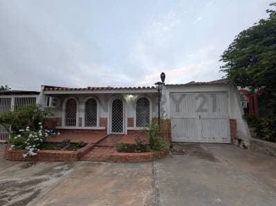 Amplia casa en conjunto cerrado en Los Robles, municipio maneiro - photo 2