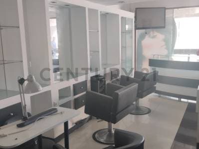 Local Comercial con mobiliario para salon de belleza - photo 3