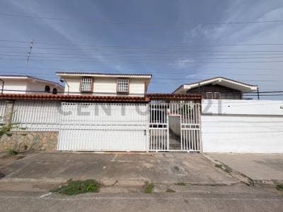 Excelente casa de 3 niveles en conjunto cerrado ubicado en sabanamar