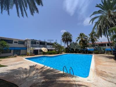 Townhouse Moderno Estilo Europeo en La Mira cerca de Playa El Agua (Oportunidad) - photo 2