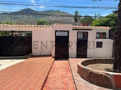 Oportunidad: en la Asuncion 3 viviendas con terreno a pie de calle