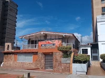 En venta, local para restaurant con Casa, terreno, oficinas y galpón