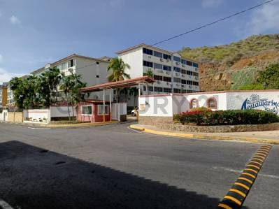 Alquiler de cómodo apartamento en Res. Aguamarina Suites Pampatar