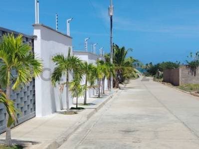 CASA RESIDENCIAL EN PLAYA EL AGUA CON POTENCIAL TURISTICO Y COMERCIAL - photo 2