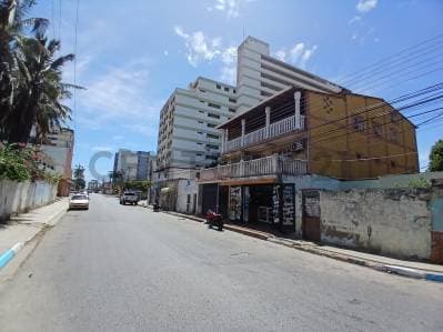 Edificio residencial y comercial de 564 m² en Porlamar - photo 3
