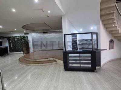 Local comercial de alto impacto en Porlamar de 1.472 m² - photo 4