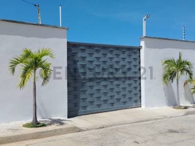 CASA RESIDENCIAL EN PLAYA EL AGUA CON POTENCIAL TURISTICO Y COMERCIAL