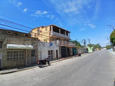 Edificio residencial y comercial de 564 m² en Porlamar - photo 2