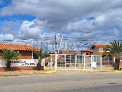 Venta de Casa en Urb. Desarrollo La Guardia.Cómoda y funcional.