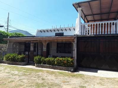 CASA DE 2 NIVELES UBICADO EN LA MIRA DE PLAYA EL AGUA - photo 2