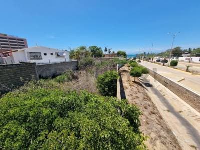 ubicacion inbaltible> terreno a pasos de la playa en el paseo de porlamar