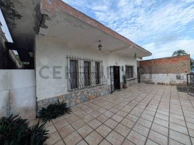 AMPLIA CASA PARA REMODELAR CON PATIO Y ARBOLES FRUTALES UBICADA EN LOS ROBLES - photo 2